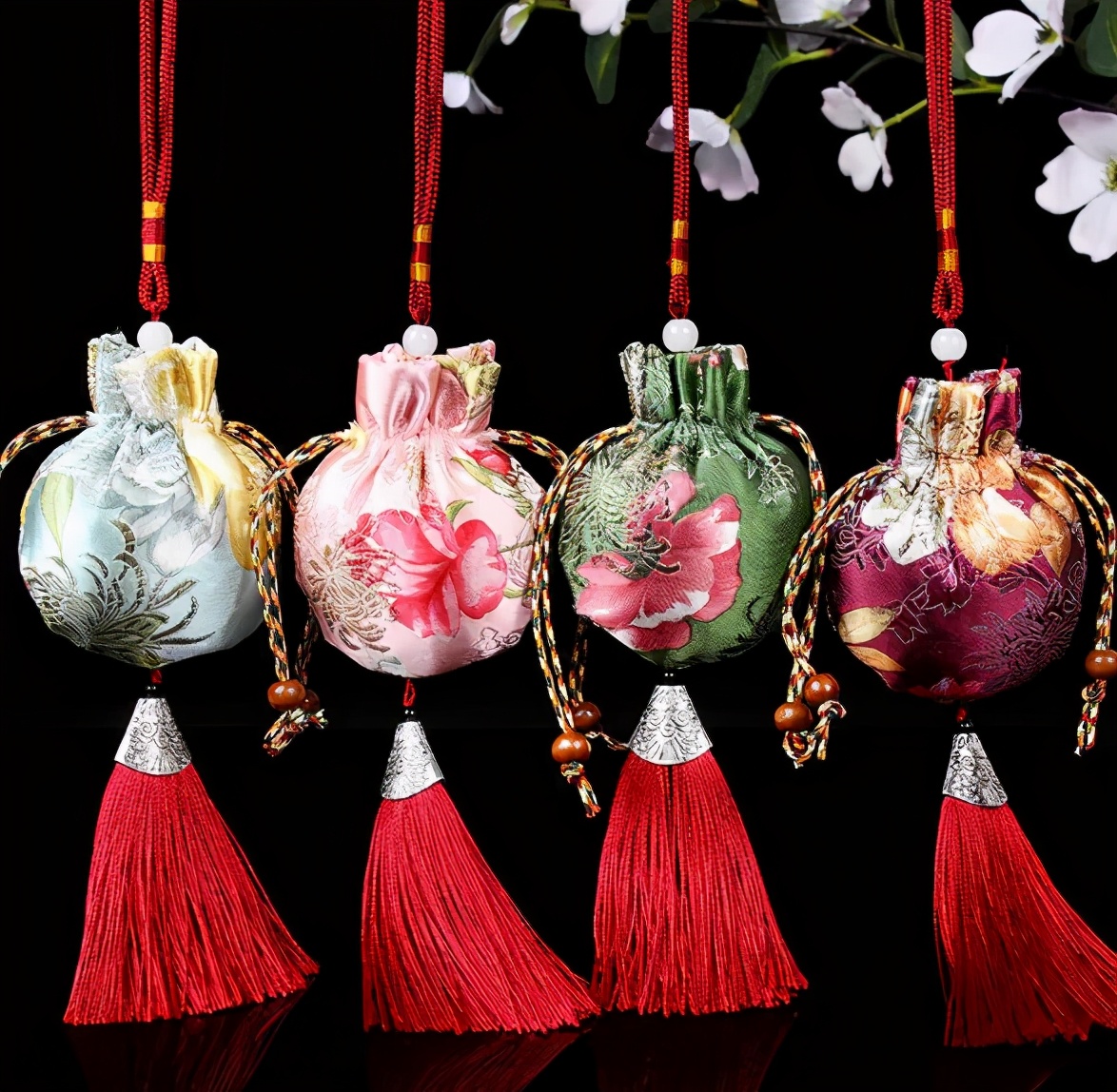 佩香囊,衣轻任好风