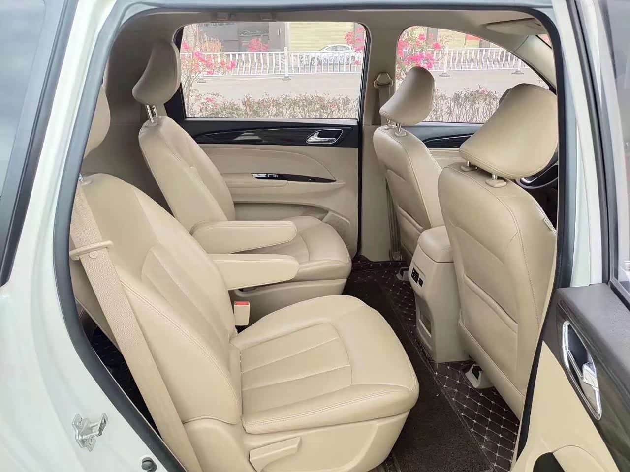 宝骏730空间大,动力足,好开,适合家用