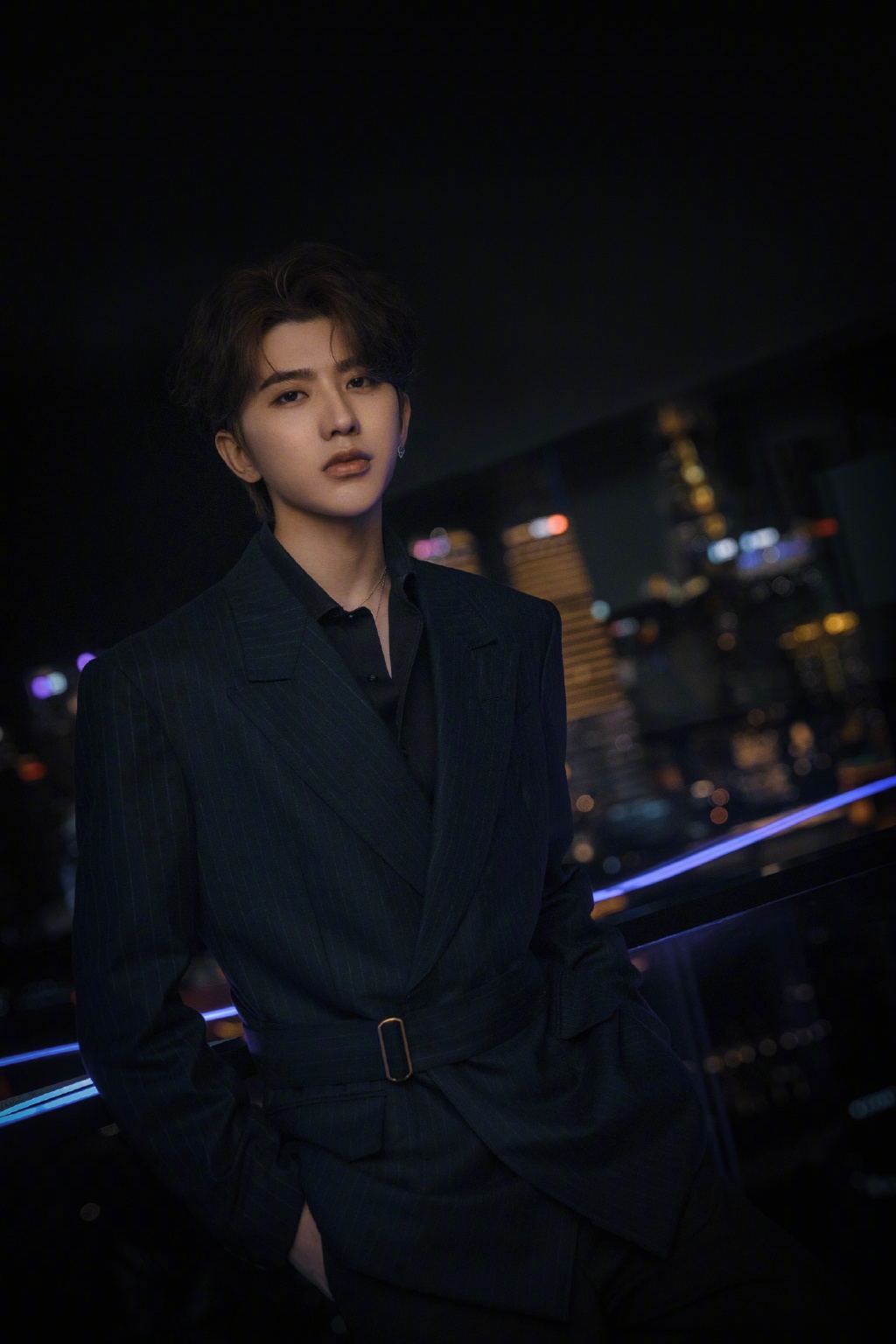 蔡徐坤条纹西装矜贵优雅写真图片23