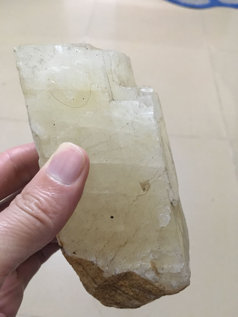 有那位朋友知道什么是天然晶体,我有一种白色的透明石头,求高人指点!