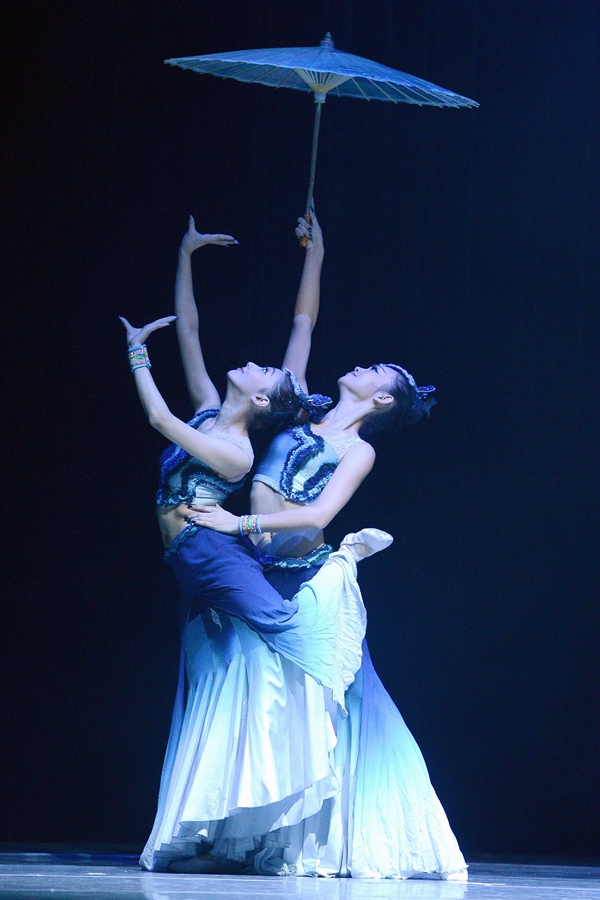 双人舞《画伞幽兰》