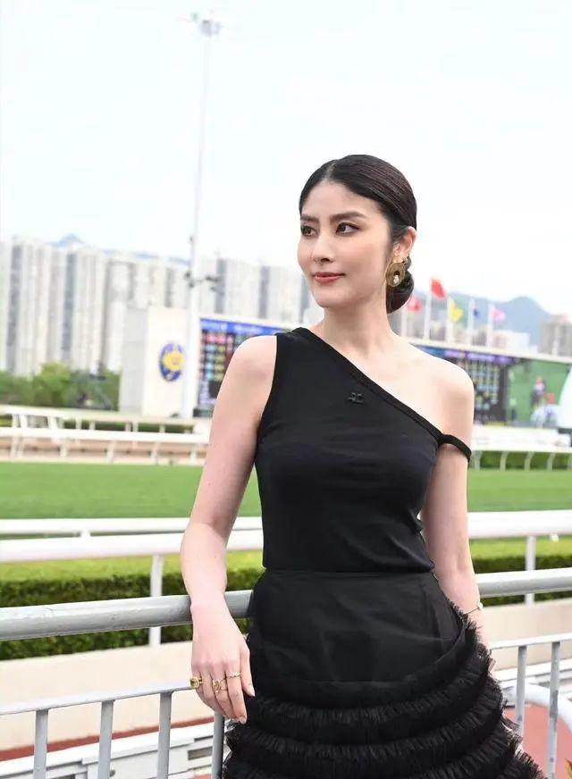 陈慧琳50岁的状态也太美好了!不整容不打针却胜在自然,穿搭优雅美得太