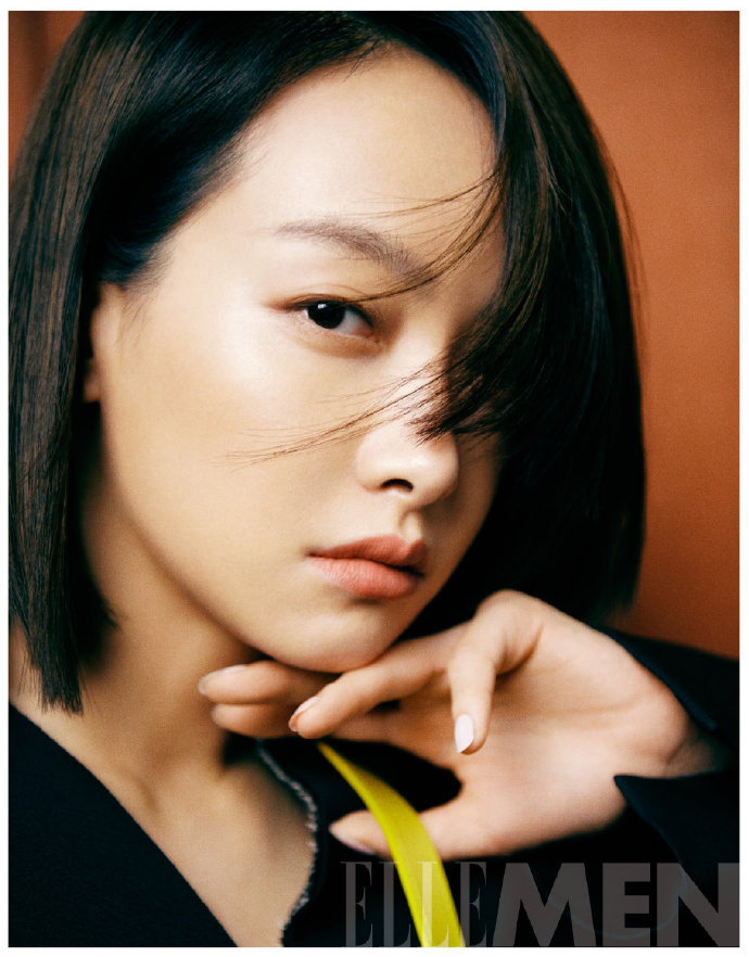 宋茜公主切造型#精致短发配上一身干练西装外套,@宋茜随性而自然