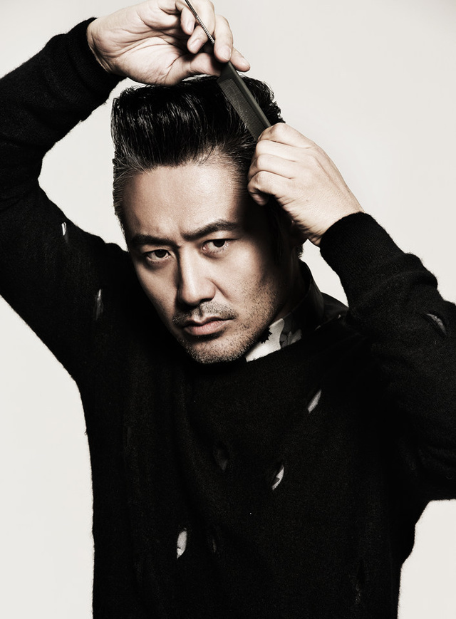 灰色大衣搭配黑色长裤,凸显出大叔的型男魅力无敌.