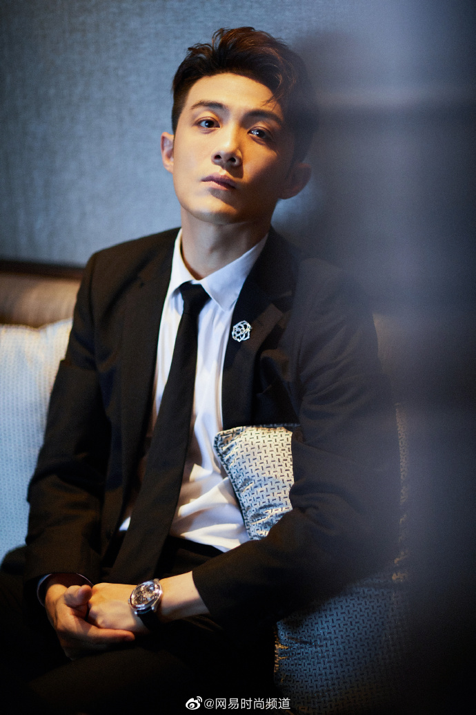 演员李泽锋今日以一身黑色西装出席#白玉兰颁奖典礼#,沉稳又不失大气