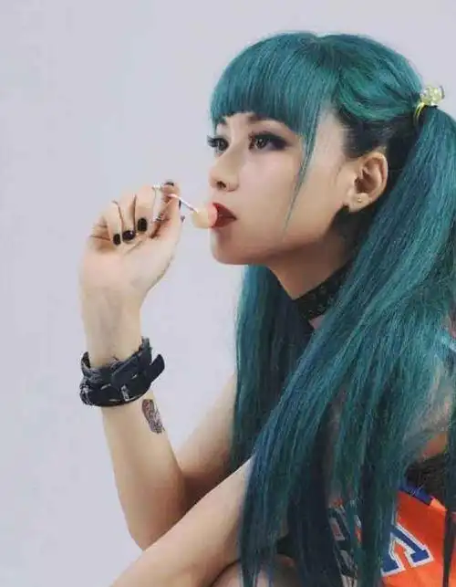 为何《唐人街探案3》里的kiko一直都是齐刘海?看到她中分后:全剧终