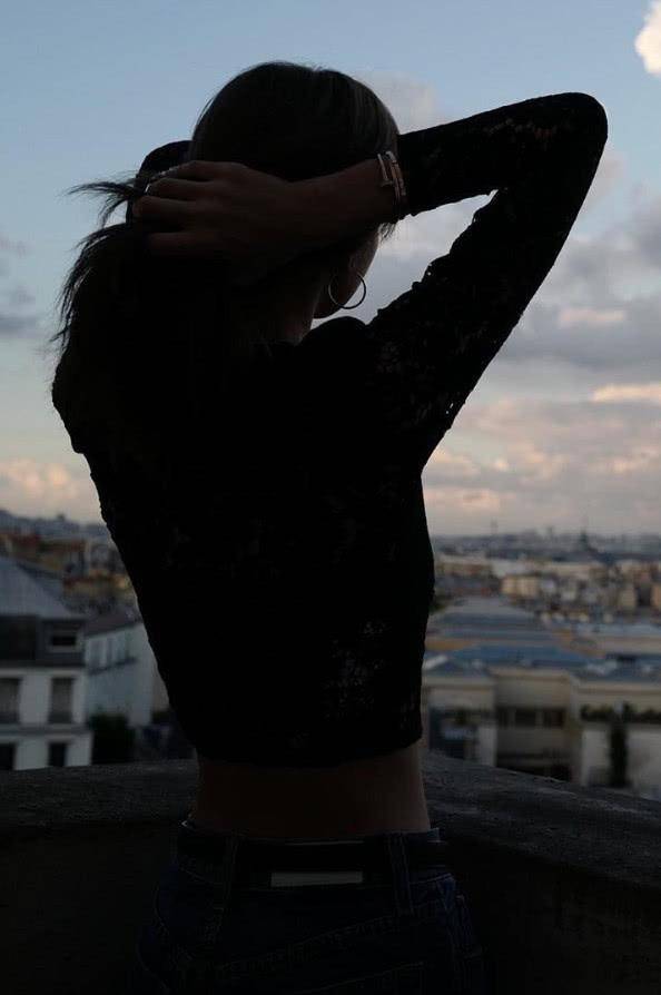 lisa自带"瘦身特效",晒背影美照,却被"a4纸"腰抢镜!_手机搜狐网