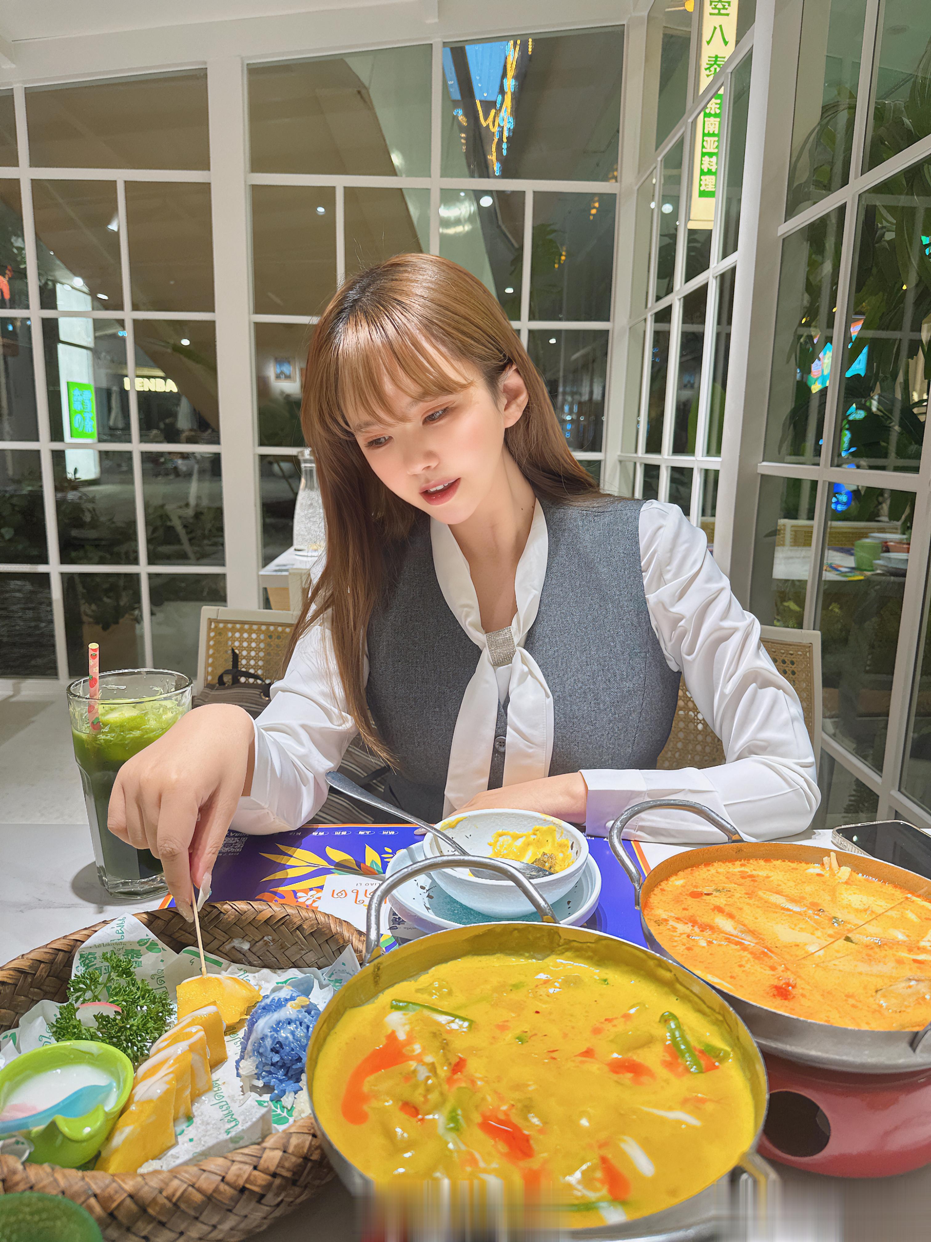 《和女朋友一起吃饭》睡醒给我三连