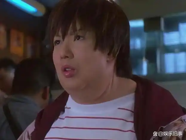 与古力娜扎的特效胖子不同,郑秀文的胖子形象是通过自己一口一口地吃