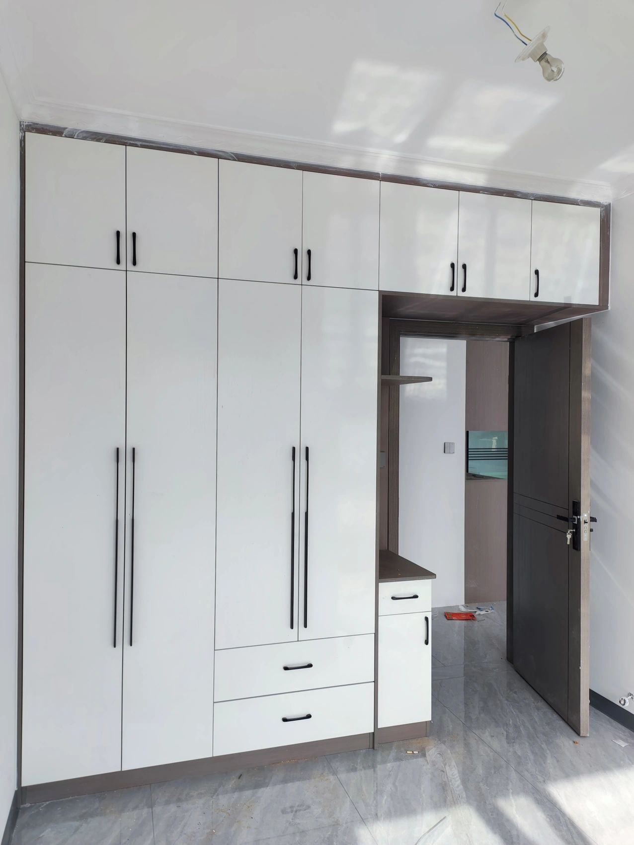 极简搭配,灰色柜体白色柜门,简约大气,价格