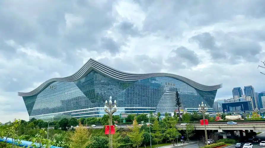 环球中心占地1300亩,总建筑面积和约176万平方米.