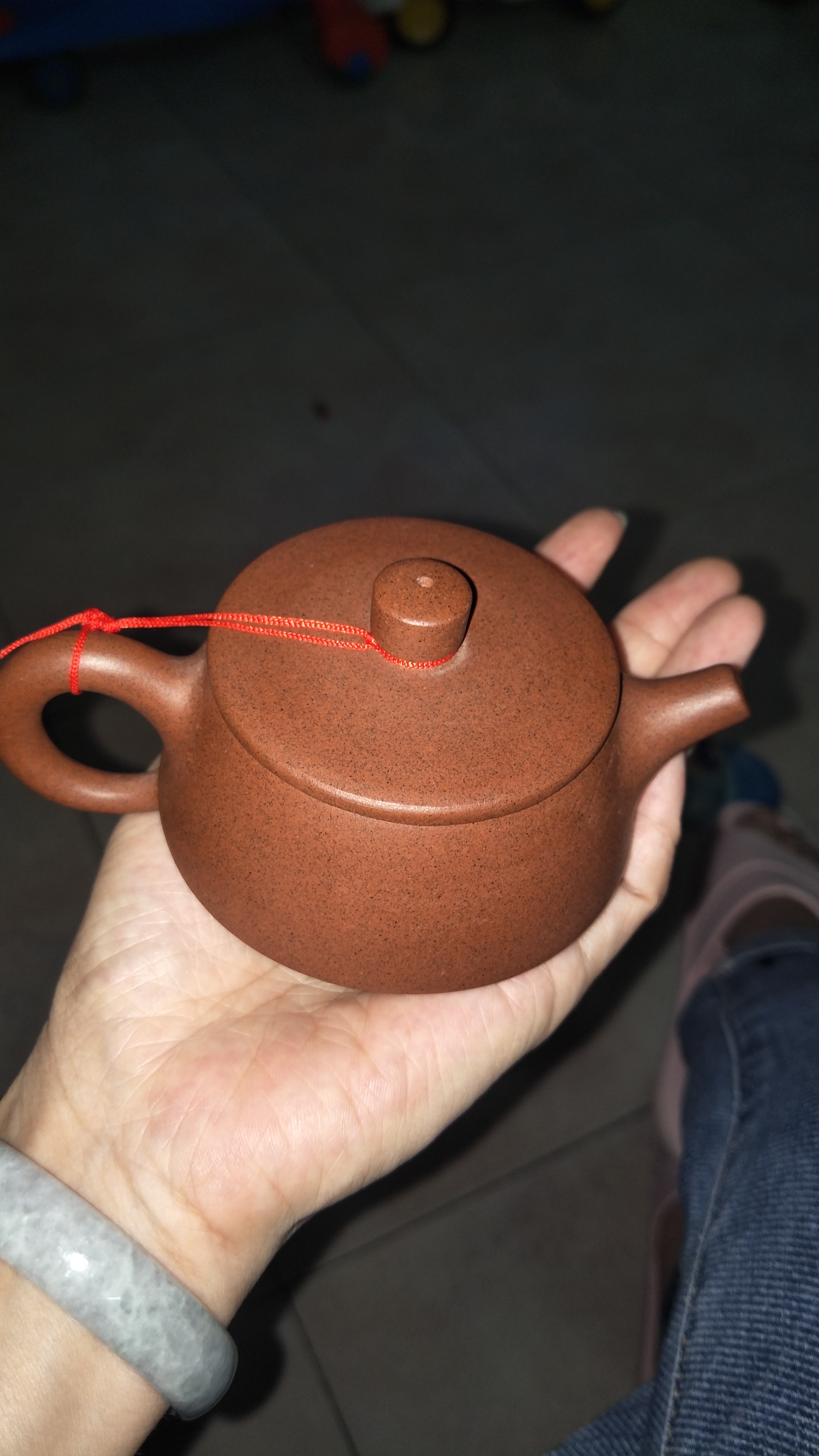 别人送的庞红亮紫砂壶一个,不知是真是假.