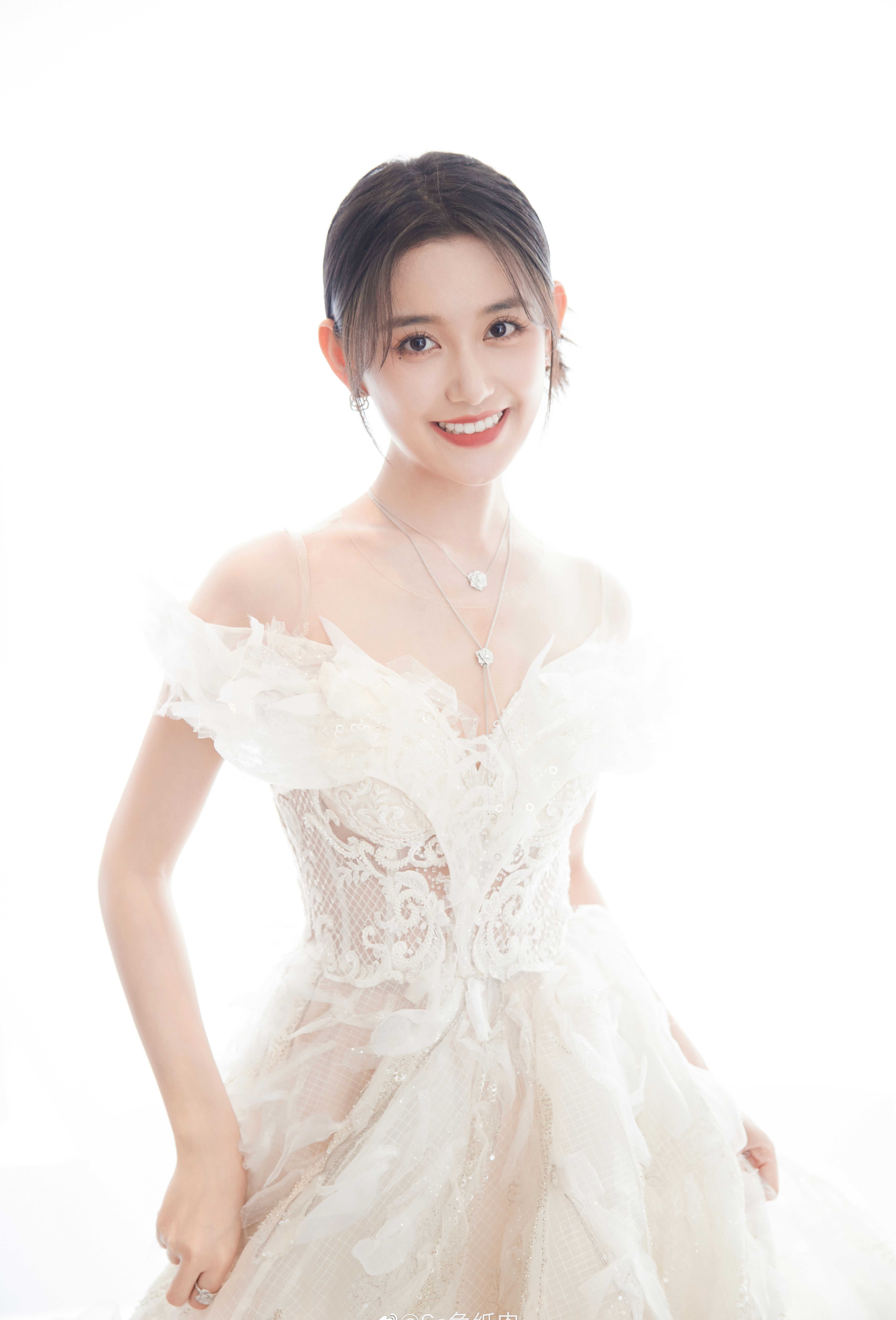 蒋依依白色蕾丝长裙造型_女神_少女_气质