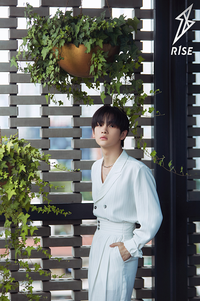 r1se队长周震南出席品牌活动 时尚穿搭凸显夏日清新