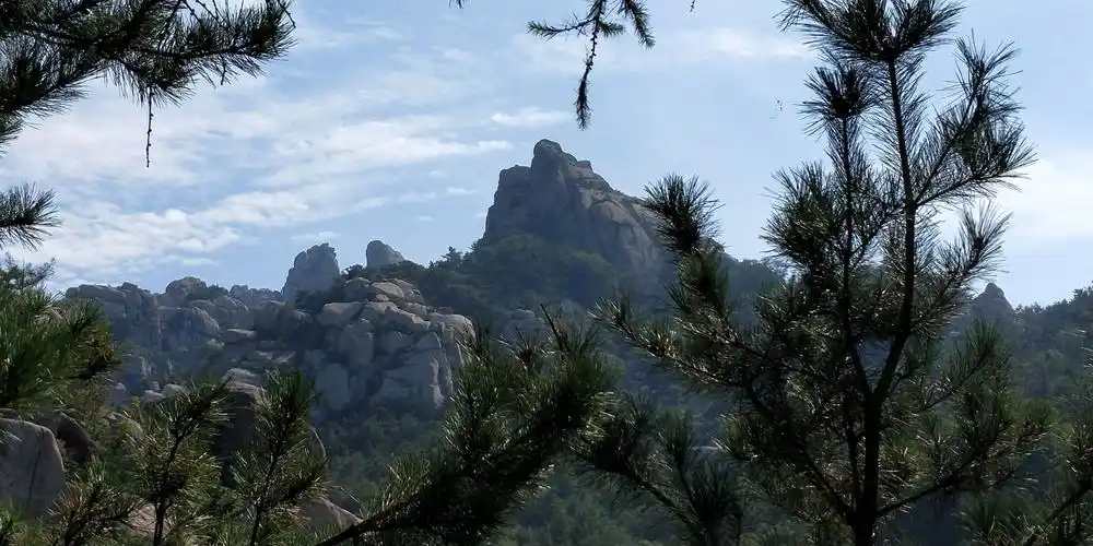 柳树台东北,接近双石屋,背倚风光秀丽的凤凰峰,面临水声如琴的万泉涧