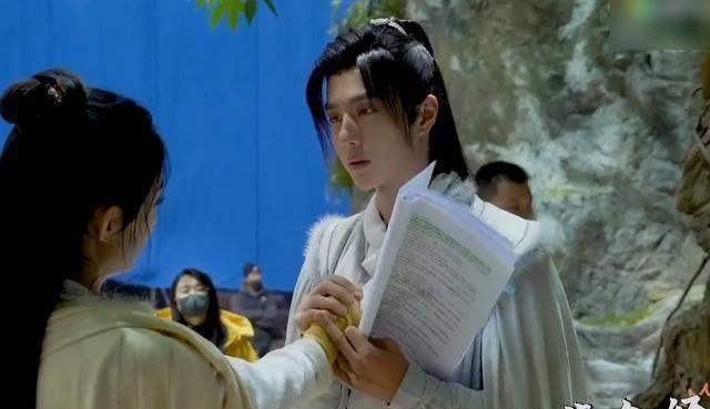 《有翡》花絮:王一博赵丽颖片场打闹,像极了两个小学生追逐_台词_结果