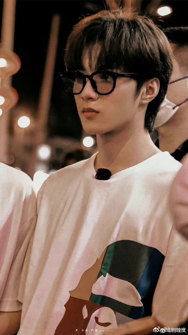 刘耀文白t墨镜造型#时代少年团旅游日常vlog《时代夏令营2》花絮照