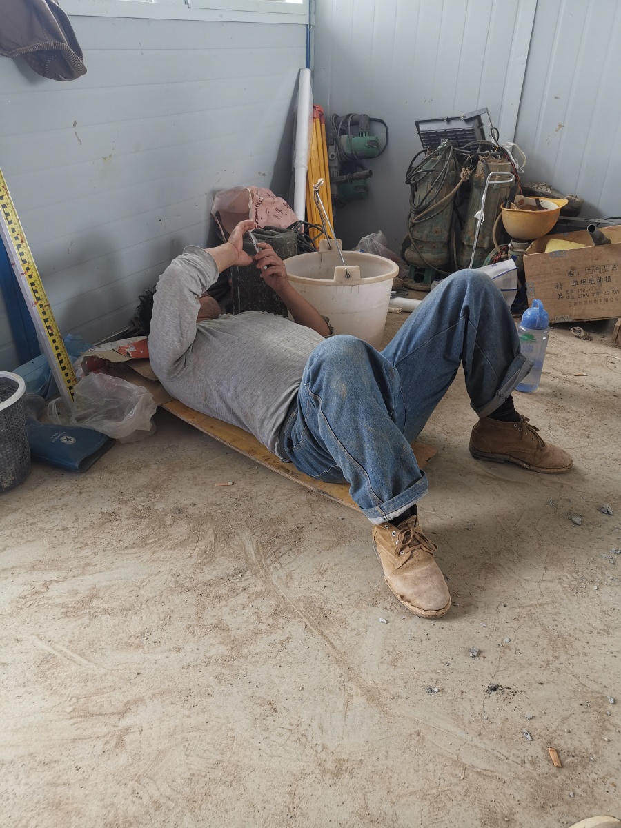 劳累休息的工人