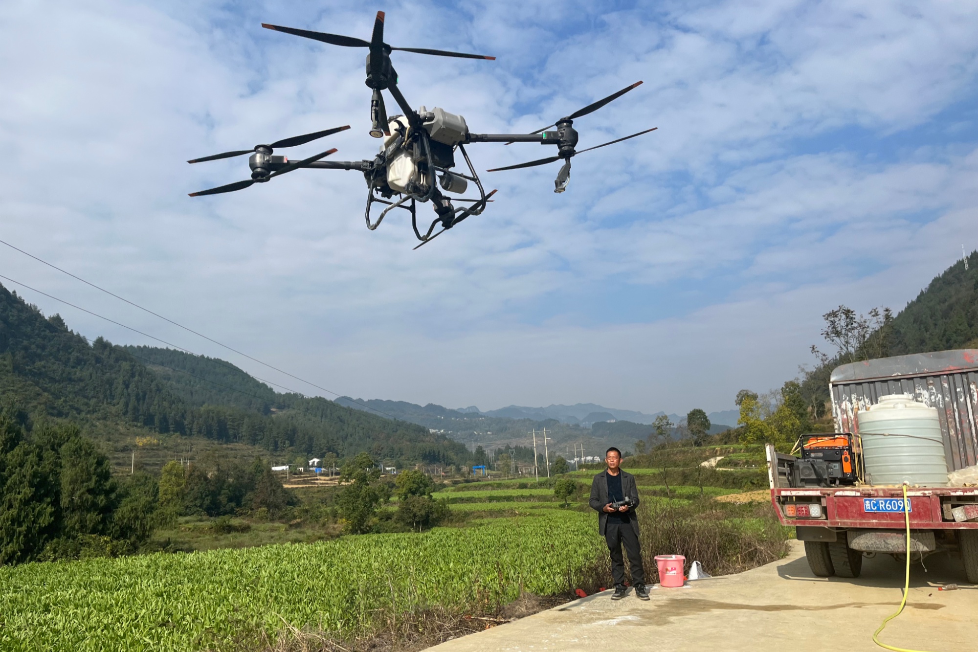 贵州务川:无人机喷洒农药 科技助农提质增效_央广网