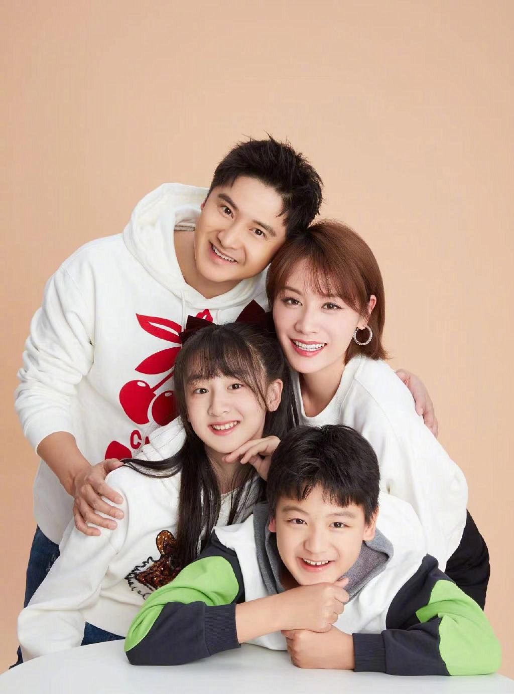 田亮拍全家福迎新年,一家四口同一脸型!