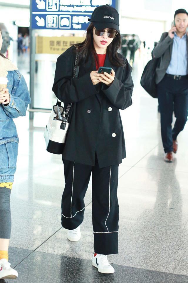 蔡文静街拍:双排扣西装阔腿裤 chanel流浪包veja小白鞋酷黑帅气