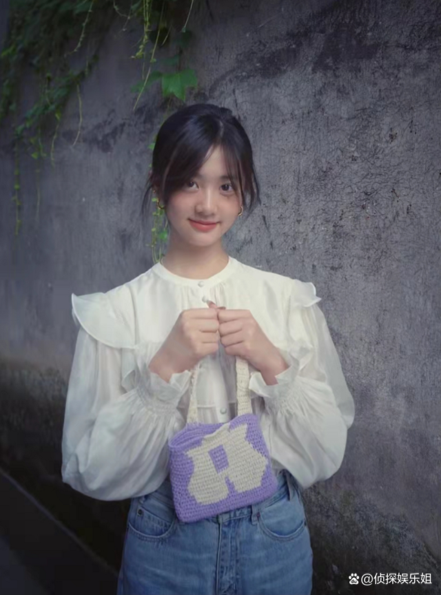 黄磊16岁女儿晒近照,多多怼脸拍360度无死角,愈发漂亮气质