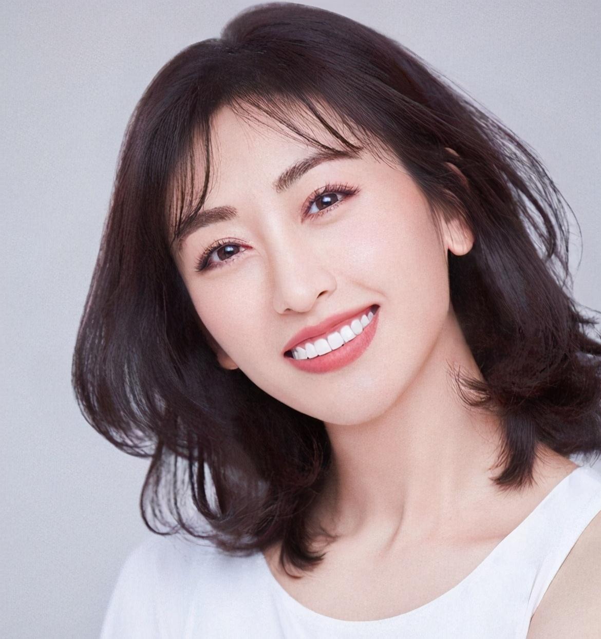 回族第一美和大25岁张铁林相恋今38岁被丈夫宠成公主