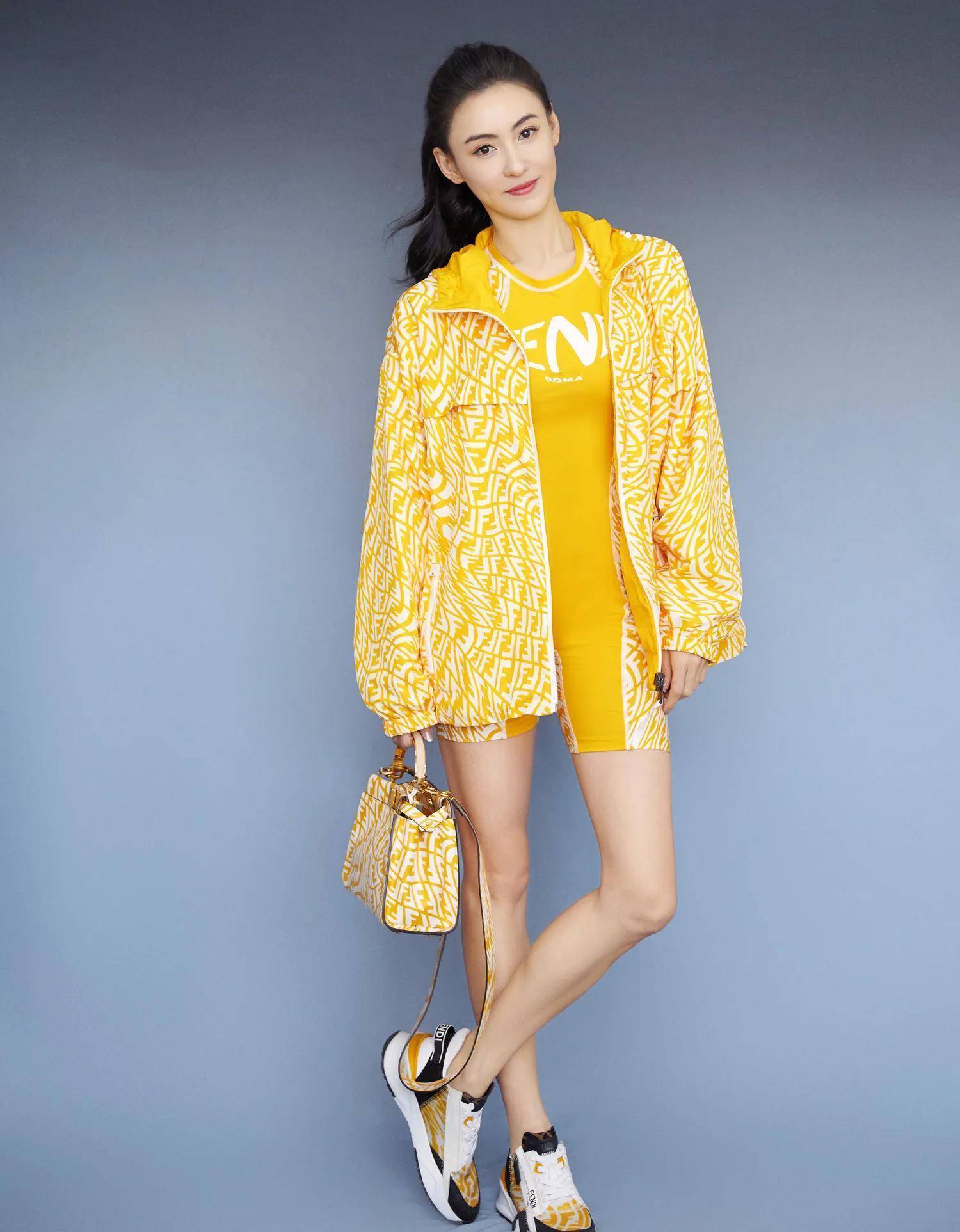 41岁张柏芝穿黄色连体裤,身材这么瘦?