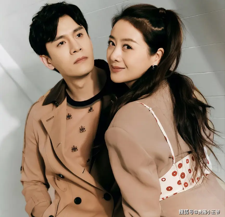 小李琳经超夫妻俩一起旅游,44岁小李琳身材臃肿被嘲,身高差明显