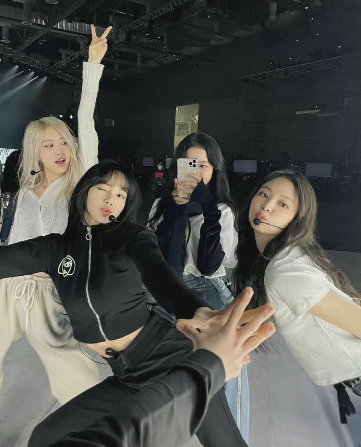 blackpink四人合照