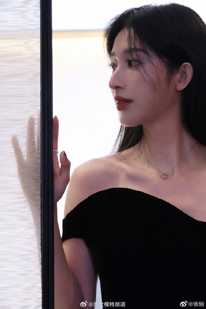 张俪晒抹胸礼服写真秀肩颈线条优雅动人
