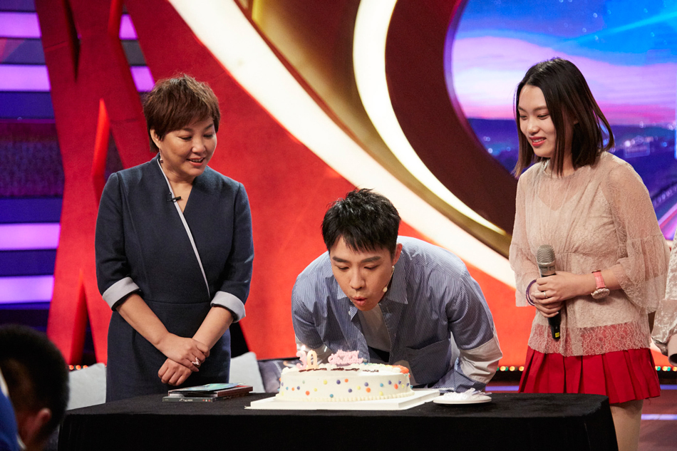 俞灏明谈演反派被骂父亲的信戳泪点节目组现场为俞灏明庆生1