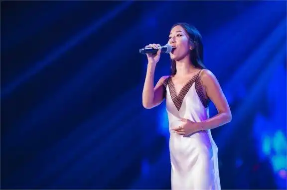 当时,像吉克隽逸这样充满欧美风格的女歌手寥寥无几.