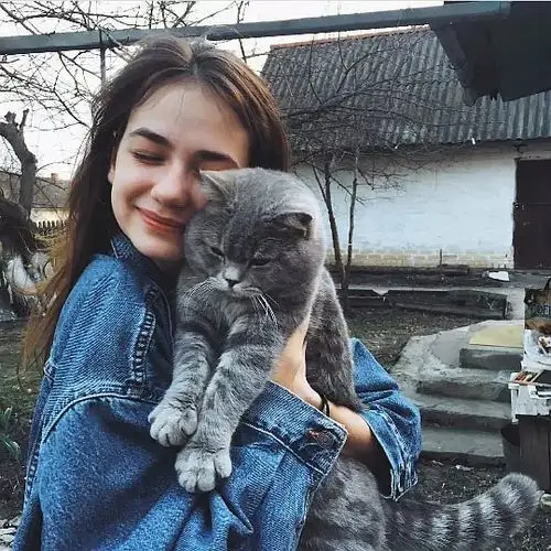 求美女和她的宠物的头像