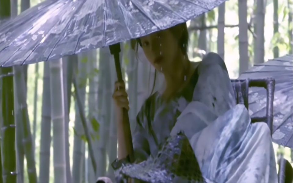 关晓彤这个撑伞抬眸真的戳到我了!_哔哩哔哩_bilibili