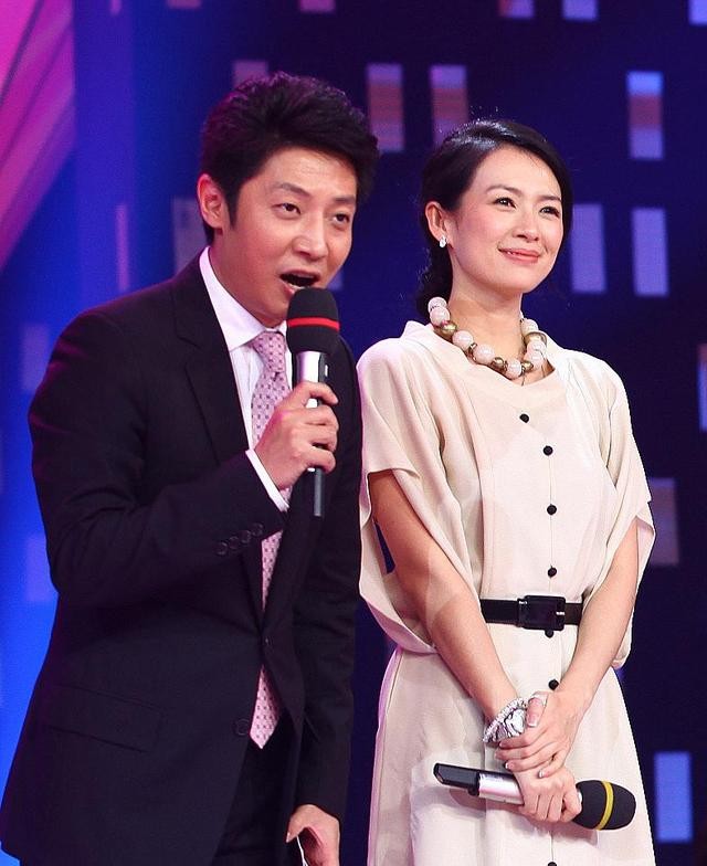 46岁撒贝宁被章子怡甩掉后上春晚娶外籍妻子成双奥火炬手