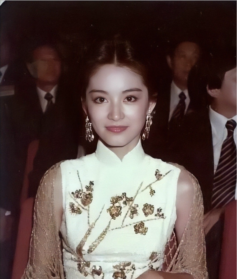 66岁林青霞,凌晨2点晒年轻时美照,近期频发动态有原因