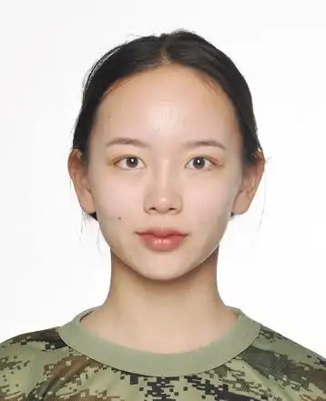 大学军训证件照 给自己加了一丢丢眉毛