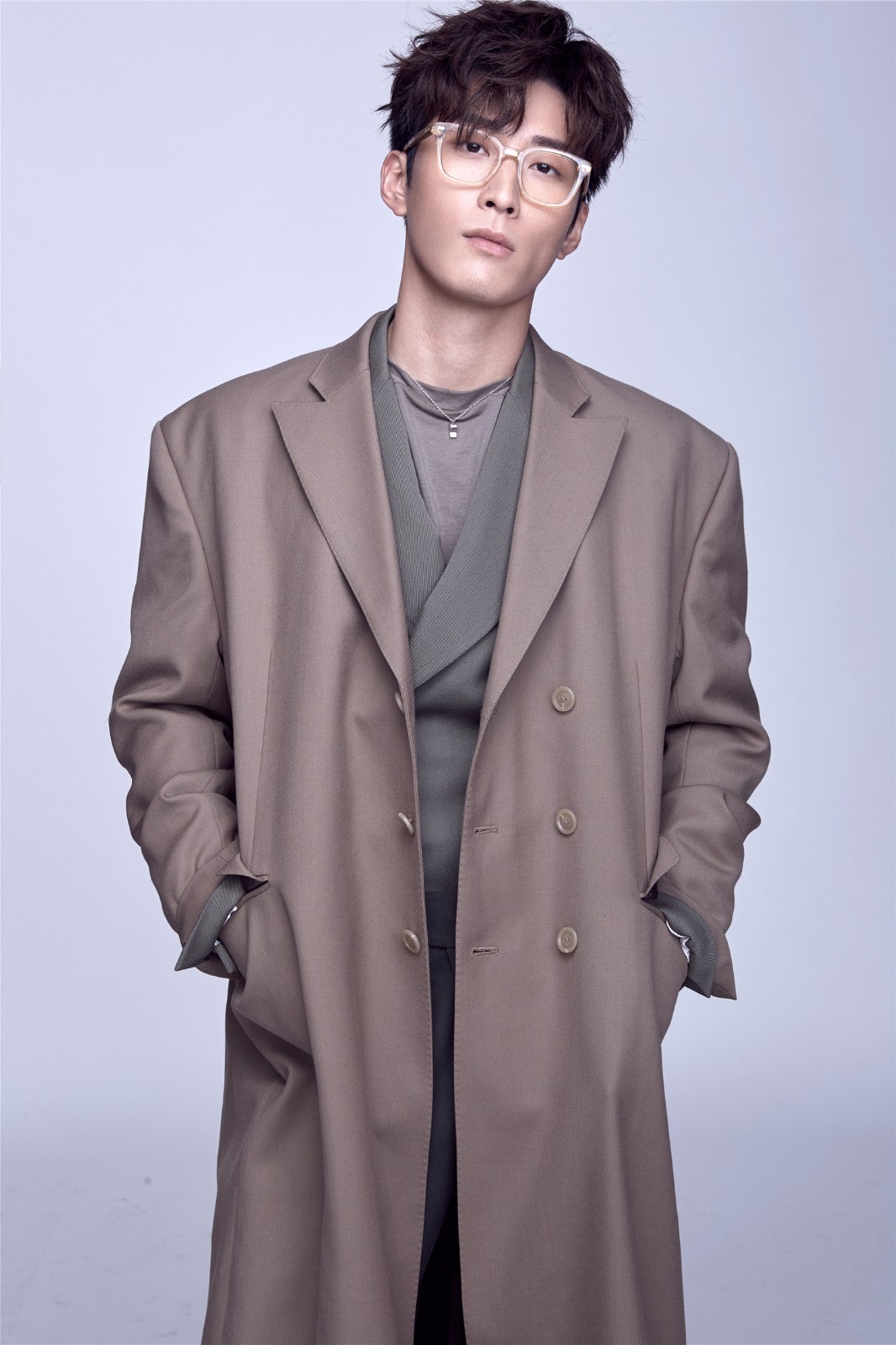 近日,窦骁曝光了一组秋日时尚大片,镜头下的他面容清冷,神情专注,澄澈