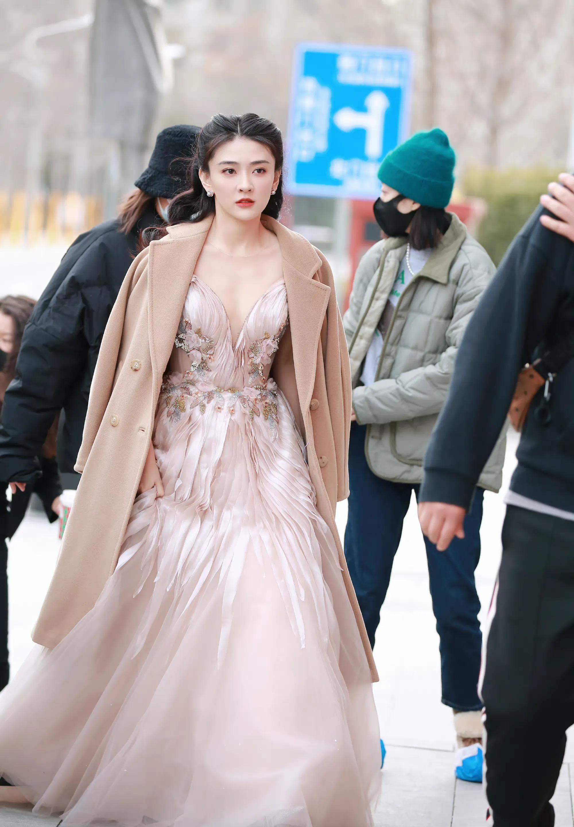 梁洁文联春晚录制路透图,穿粉色深v长裙又甜又辣,纯欲风拉满!