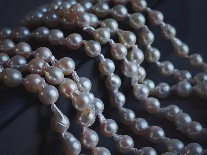 了一些异形的akoya海水珍珠,穿了几串珍珠项链,虽然是异形,也有生长纹