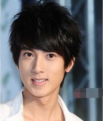 自来卷男生适合发型短发吗(自来卷男生适合发型 专业发型师这样给的