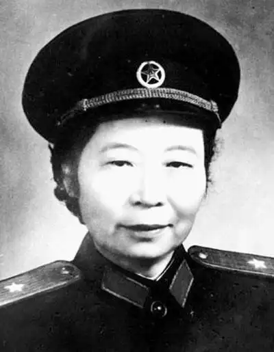 共和国第一位女将军李贞