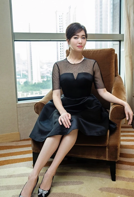 左小青真有贵妇范穿黑色连衣裙优雅温柔随便穿穿都惊艳