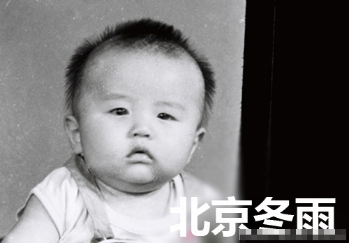 近日,有博主在网上曝光了一组邓超的童年照,照片中的邓超清秀可爱.