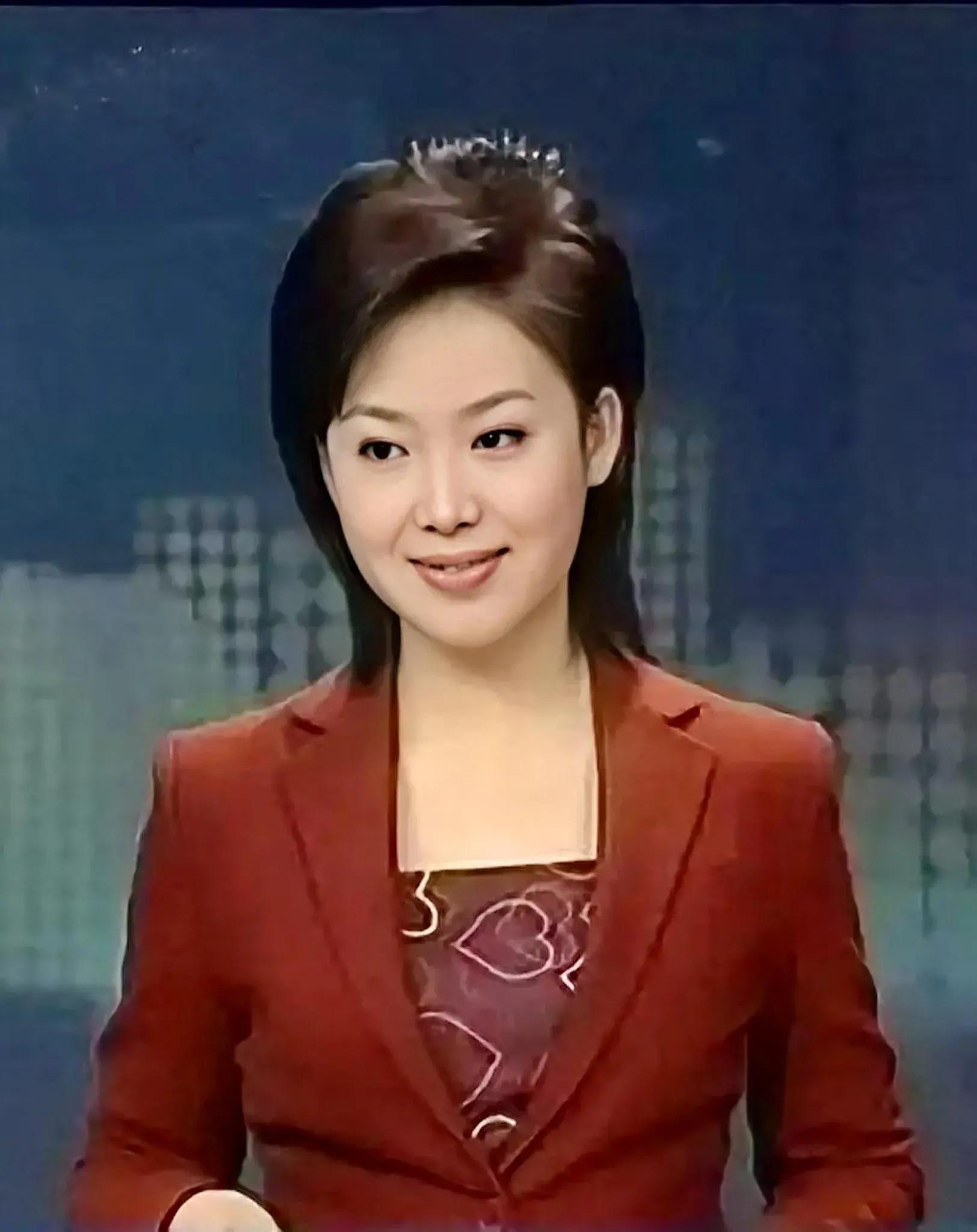 央视主持人郑丽近照,她长相出色,端庄秀丽,有一流的播音功底!