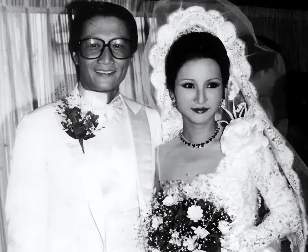 1971年,甄珍与香港影星谢贤相识,两人因合作电影《缇萦》而结缘.