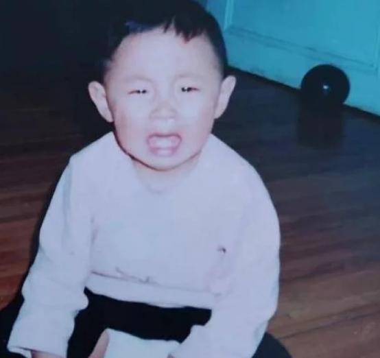 《德云斗笑社》晒童年照,岳云鹏儿时五官清秀,烧饼装扮最特殊