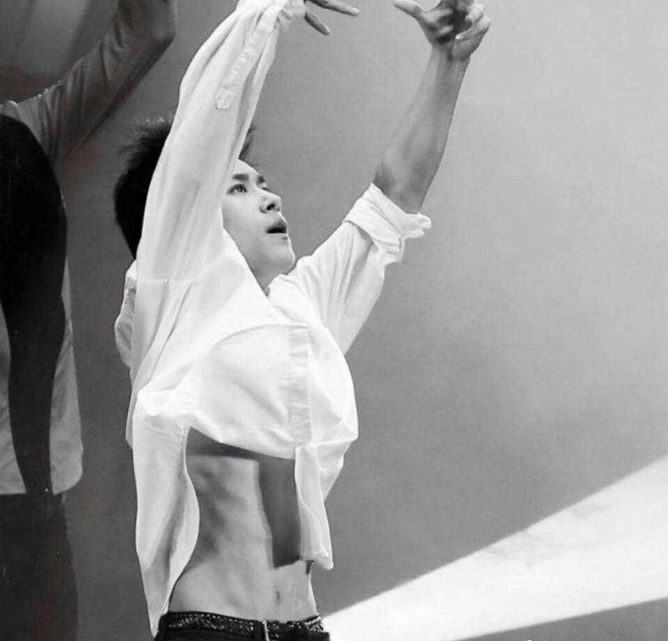 易烊千玺的八块腹肌,舔屏