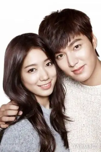 【图】李敏镐现任女友朴信慧优雅长发大改过去魅力短发发型_明星发型